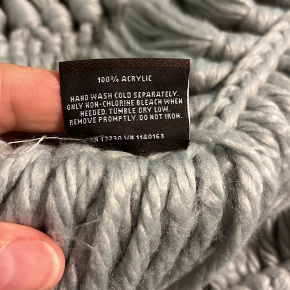 Nate Berkus chunky yarn throw blanket - Picture 5 of 6